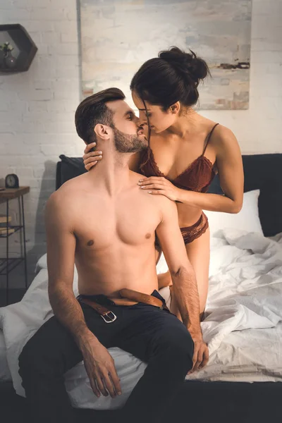 Verleidelijke Vrouw Lingerie Omarmen Shirtless Man Bed — Stockfoto