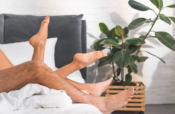 Vista Cortada Mulher Homem Deitado Cama Casa — Fotografia de Stock