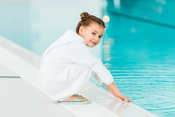 陽気な子供プールで水に触れるバスローブ — ストック写真