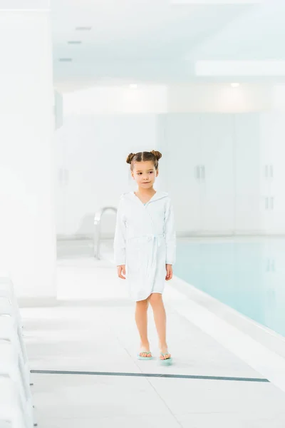 Lindo Niño Albornoz Caminando Cerca Piscina — Foto de Stock