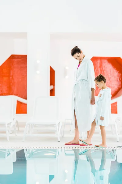 Lycklig Mamma Hålla Hand Med Söt Dotter Nära Poolen — Stockfoto