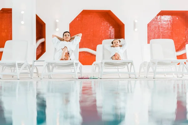 Mère Gaie Relaxant Avec Fille Mignonne Peignoir Sur Chaises Longues — Photo