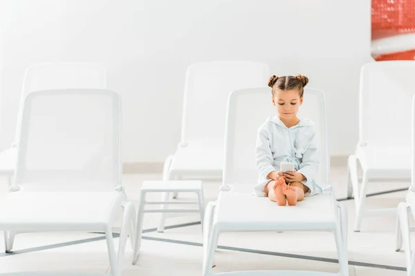 Lindo Niño Acostado Silla Cubierta Uso Teléfono Inteligente — Foto de Stock