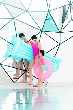 atttractive Anne kızı inflantable halka ile yakın yüzen yatak holding 