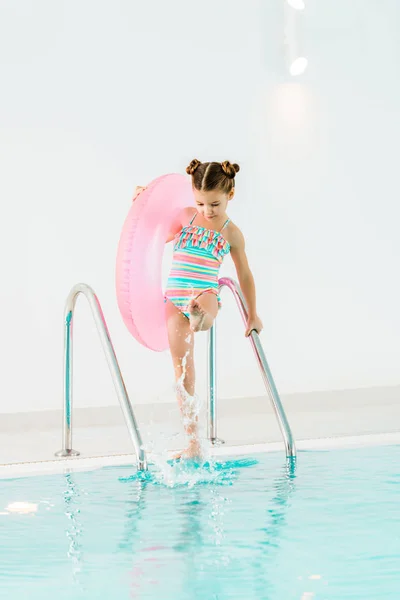 Lindo Niño Traje Baño Sosteniendo Pasamanos Jugando Con Agua Piscina —  Fotos de Stock