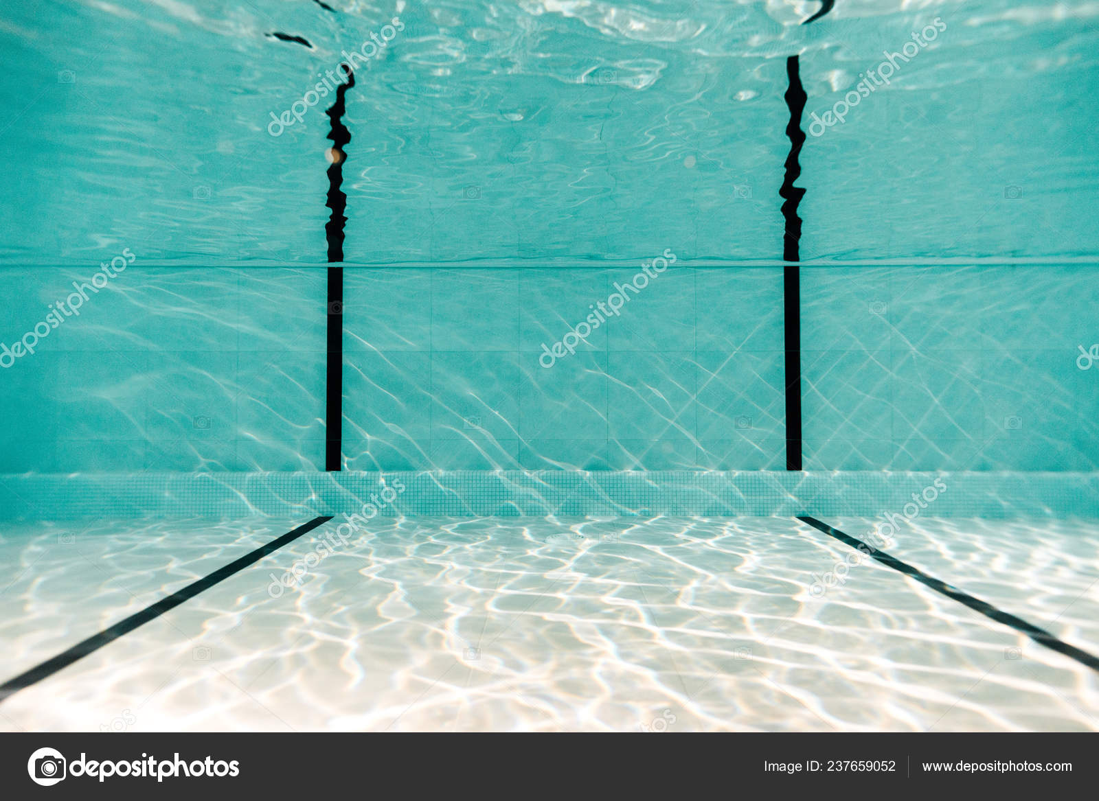 bajo el agua en la piscina vacia con agua azul 237659052