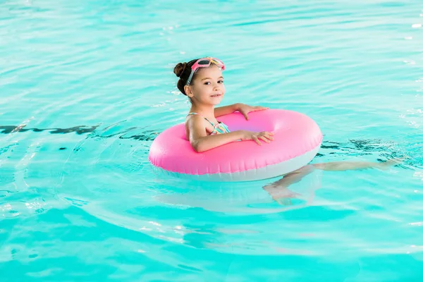 Niño Googles Aprender Nadar Con Anillo Inflable Piscina —  Fotos de Stock
