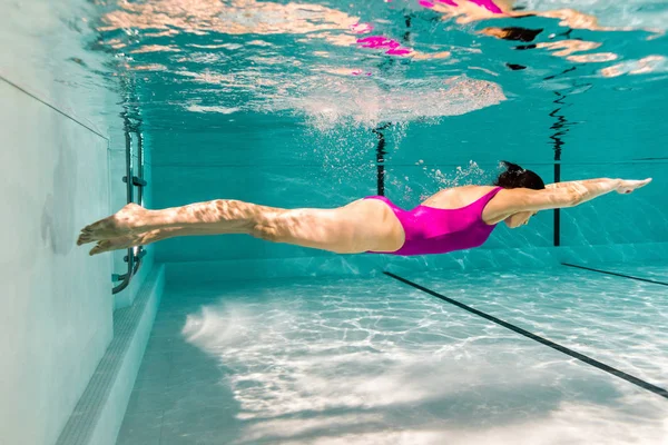 Mujer Buceando Bajo Agua Traje Baño Piscina —  Fotos de Stock