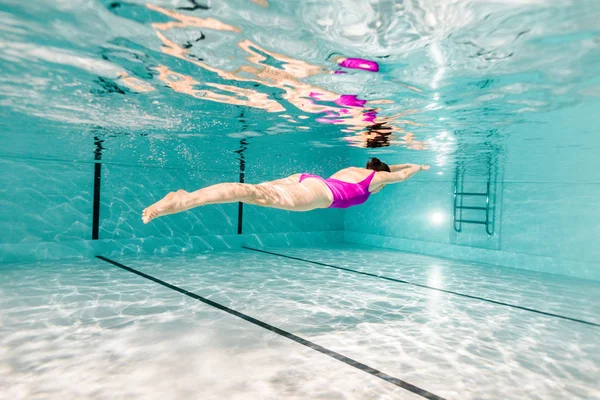 Mujer Buceando Bajo Agua Traje Baño Piscina —  Fotos de Stock