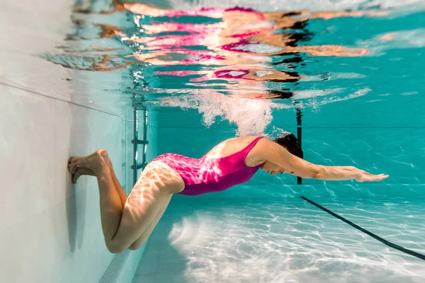 Mujer Buceando Bajo Agua Traje Baño Rosa Agua Azul Piscina —  Fotos de Stock