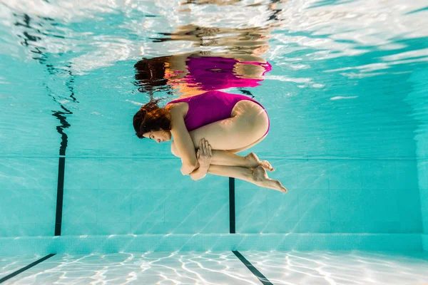 Kobieta Trzyma Nogi Podczas Nurkowania Pod Wodą Basenie — Zdjęcie stockowe