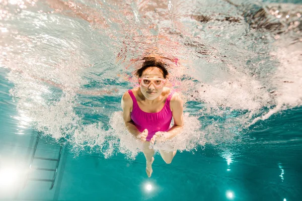 Mujer Buceando Googles Bajo Agua Piscina —  Fotos de Stock