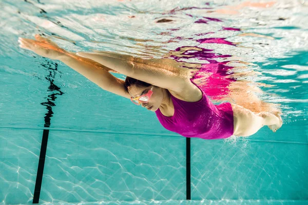 Zaměřená Žena Potápění Googlu Bazénu — Stock fotografie