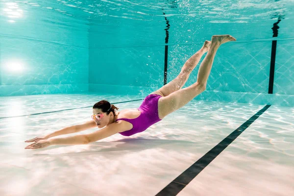 Kobieta Googles Różowy Strój Kąpielowy Nurkowanie Pod Wodą Basenie — Zdjęcie stockowe