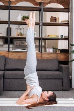 pratik kadın shoulderstand evde oturma desteklenen