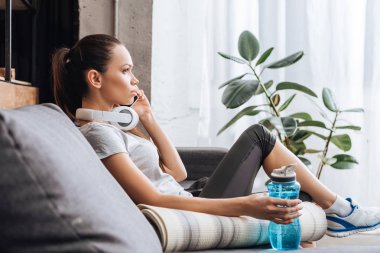 smartphone evde konuşmak kulaklık ile çekici sporcumuz