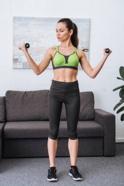 evde dumbell ile egzersiz güzel sporcumuz