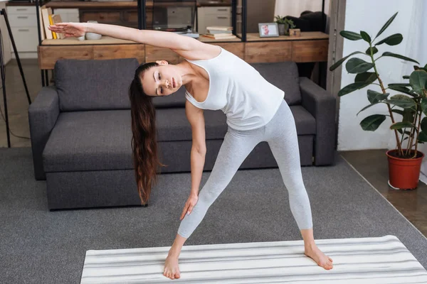 Jonge Vrouw Doet Stretching Oefening Thuis Woonkamer — Stockfoto