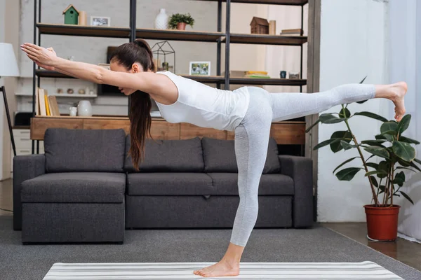 Young Woman Practicing Warrior Pose Home Living Room — Stock Photo, Image