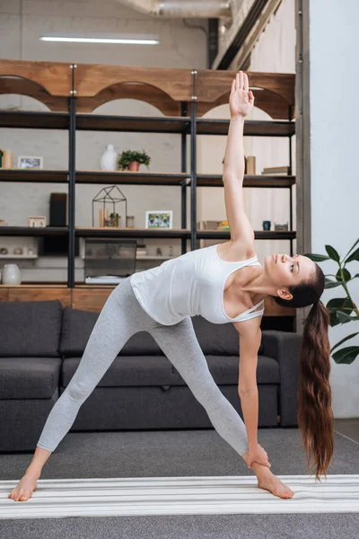 Joven Mujer Practicando Pose Triángulo Extendido Casa Sala Estar — Foto de Stock
