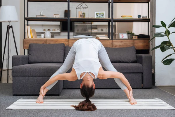 Joven Mujer Practicando Piernas Anchas Hacia Adelante Pose Curva Casa —  Fotos de Stock