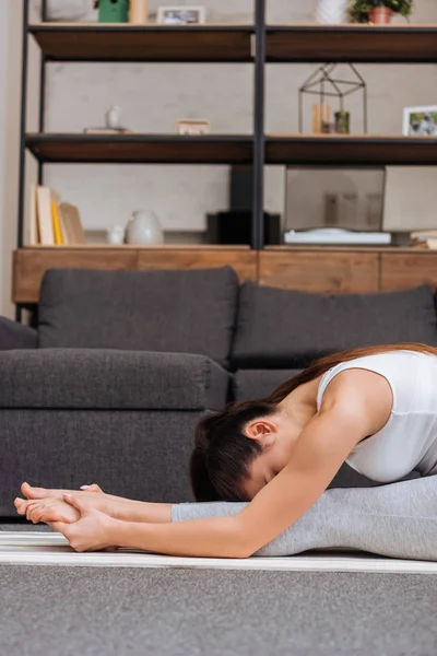Žena Cvičí Sedící Pozice Přední Fold Fitness Mat Doma Obývacím — Stock fotografie