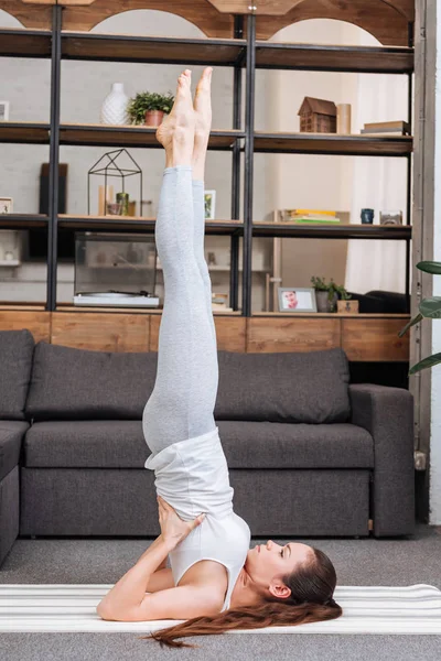 Vrouw Beoefenen Ondersteund Shoulderstand Thuis Woonkamer — Stockfoto