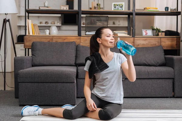 Hermosa Deportista Atlética Beber Agua Botella Deporte Casa —  Fotos de Stock