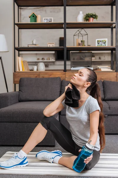 Tired Sportswoman Wiping Face Towel Working Out Living Room — Stock Photo, Image