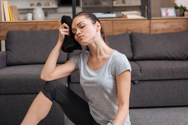 Tired Sportswoman Wiping Face Towel Working Out Living Room — Stock Photo, Image