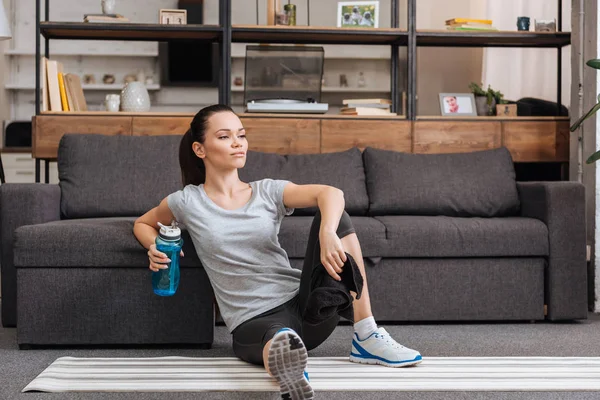 Deportista Con Toalla Botella Deporte Sentado Sala Estar — Foto de Stock