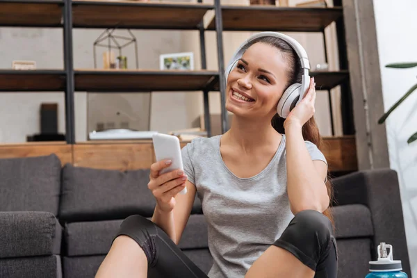 Beautiful Smiling Woman Headphones Using Smartphone Home — Stock Photo, Image