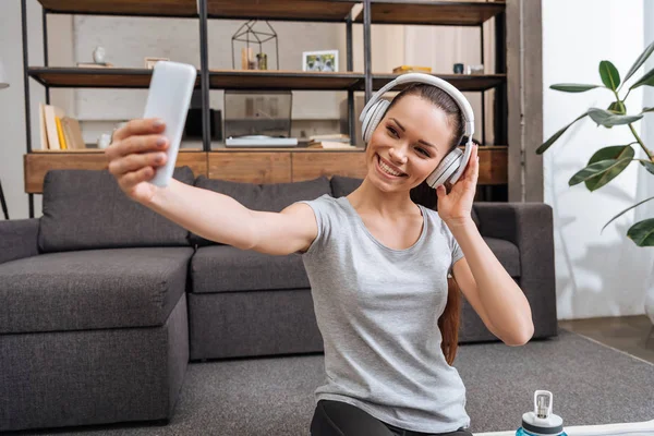Όμορφη Χαμογελαστή Γυναίκα Ακουστικά Λήψη Selfie Smartphone Στο Σπίτι — Φωτογραφία Αρχείου