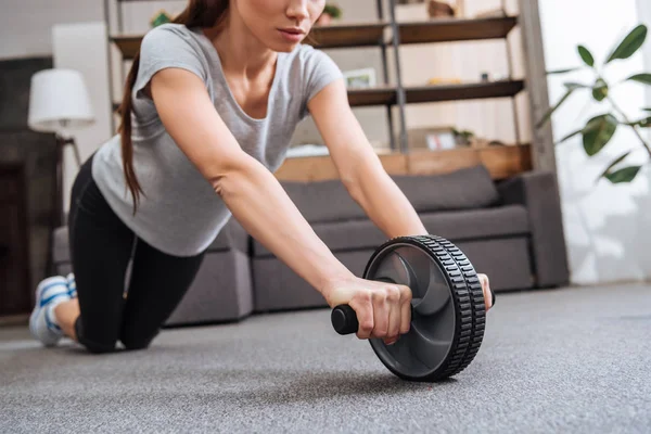 Ausgeschnittene Sicht Auf Sportlerin Beim Training Mit Bauchtrainer Hause — Stockfoto