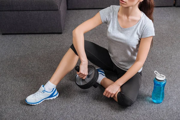 Vista Recortada Deportista Con Rueda Abdominales Botella Deporte Casa — Foto de Stock