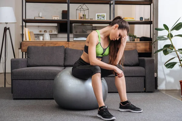 Müde Sportlerin Sitzt Auf Fitnessball Hause Wohnzimmer — Stockfoto