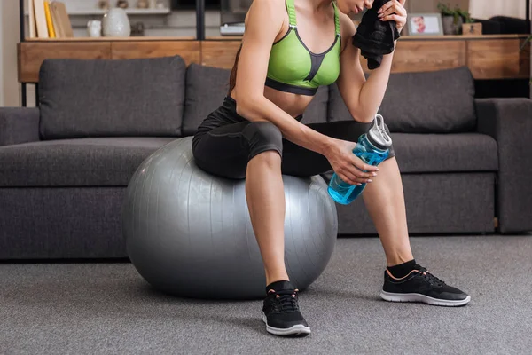 Vista Recortada Deportista Cansado Sentado Pelota Fitness Con Toalla Botella — Foto de Stock