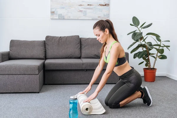 Vackra Atletisk Idrottskvinna Med Fitness Mat Och Sport Flaska Hemma — Stockfoto