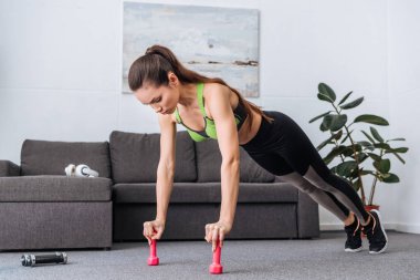 sporcumuz itme yapıyor odaklı ups evde dumbell ile