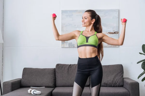 Entrenamiento Deportista Sonriente Con Pesas Casa — Foto de Stock