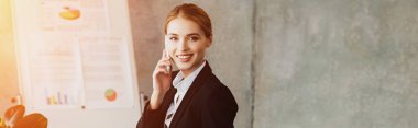 smartphone üzerinde konuşmak ve kamera Office bakarak gülümseyen iş kadını