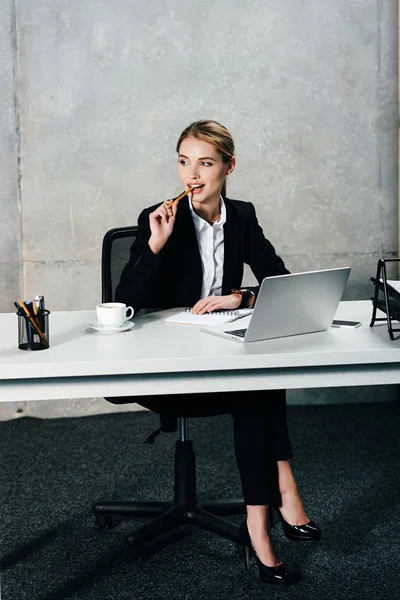Young Thoughtful Businesswoman Sitting Workplace Touching Lips Pencil — Stock Photo, Image