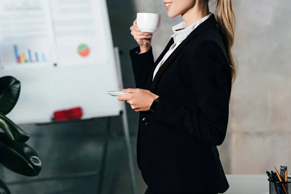 Nedsatt Syn Ung Forretningskvinne Som Drikker Kaffe Kontoret – stockfoto