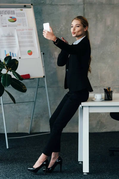 Young Businesswoman Standing Work Desk Taking Selfie Duck Face — Stock Photo, Image