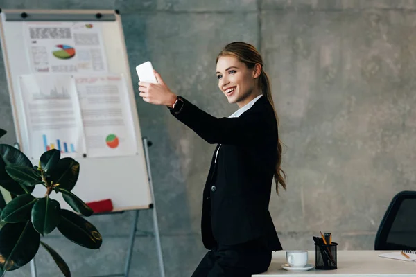 Usměvavá Podnikatelka Která Selfie Stoje Pracovišti Úřadu — Stock fotografie