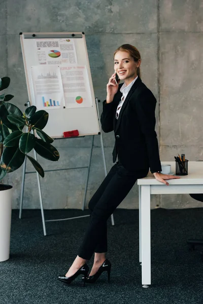 Smiling Businesswoman Standing Work Desk Talking Smartphone — Stock Photo, Image