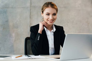 dizüstü bilgisayar kullanma office gülümseyen güzel iş kadını 
