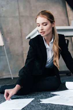 işkadını katta oturan ve belge alarak siyah elbiseli