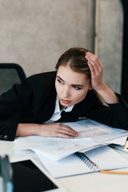 belgelerle çalışma masasında yorgun işkadını seçici odak