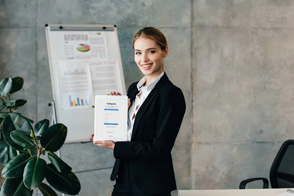 Pretty Smiling Businesswoman Showing Digital Tablet Instagram App Screen — Stock Photo, Image